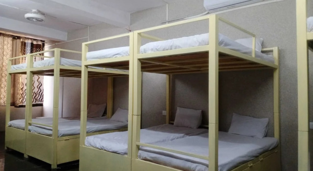Кровать в общем номере Hotel Mayura Ankleshwar