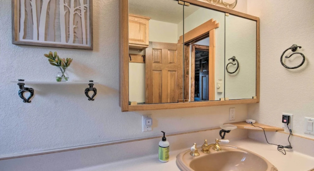 Коттедж Buena Vista Oasis w/ Mtn Views, 3 Mi to Dtwn!
