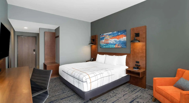 Номер Business La Quinta Inn & Suites by Wyndham Louisville NE - Old Henry Rd