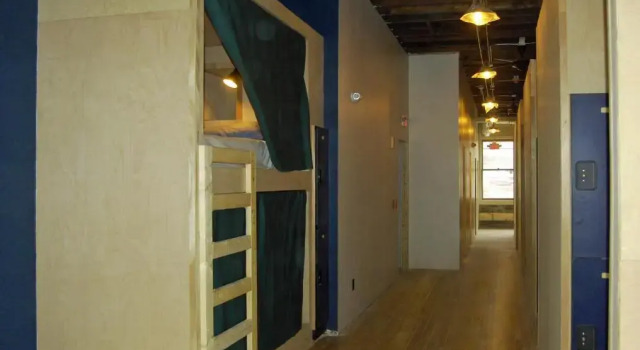 Кровать в общем номере Hostel du Nord