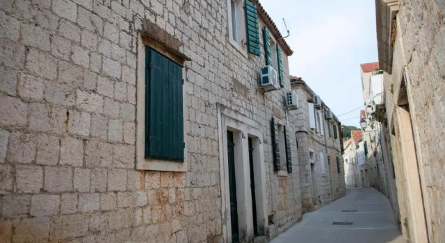 Beachfront Studio AndriNa, Prenota Hotel Vis 
