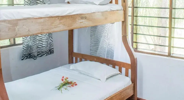 Кровать в общем номере Kijani Cottages DianiBeach