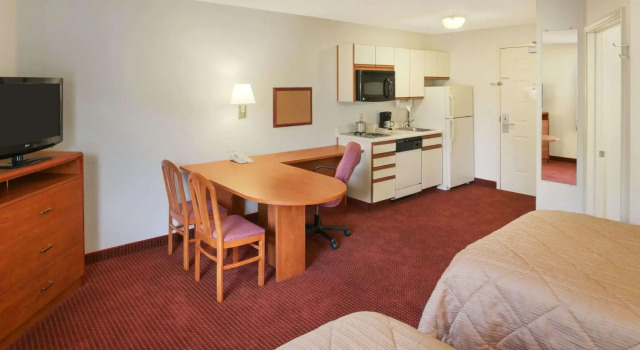 Четырёхместный номер Standard Days Inn & Suites by Wyndham Green Bay WI