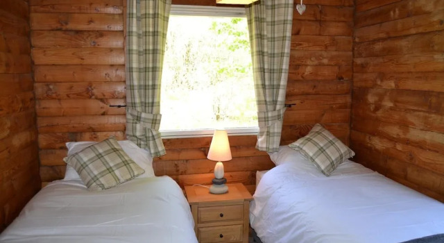 Lovely 3-bed Log Cabin in the Hills Near Dunoon, Забронировать Отель Отели Glasgow & The Clyde Valley с парковкой, Парковка