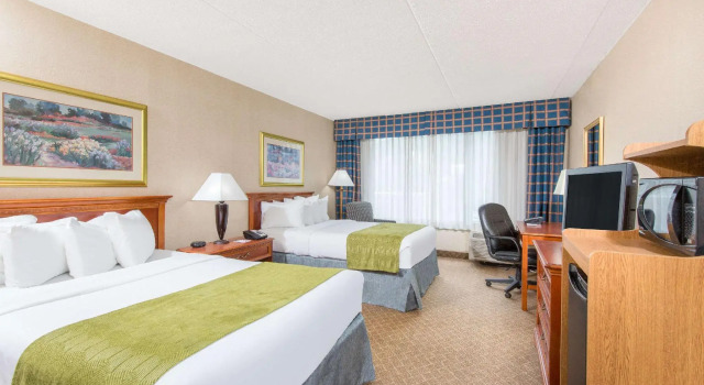 Четырёхместный номер Standard Ramada by Wyndham Cumberland Downtown