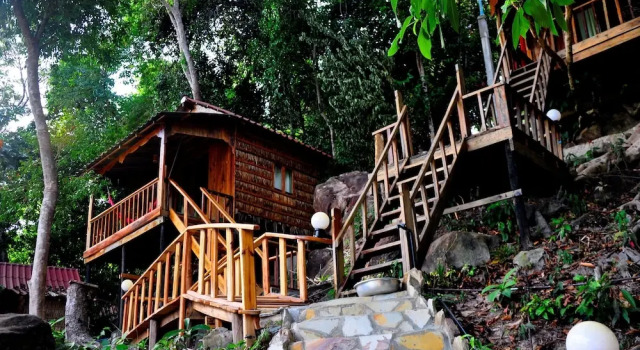 Бунгало White Beach Bungalows