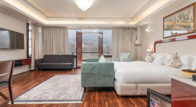 Люкс Luxury с балконом и с видом на горы Faiz Resort Pahalgam