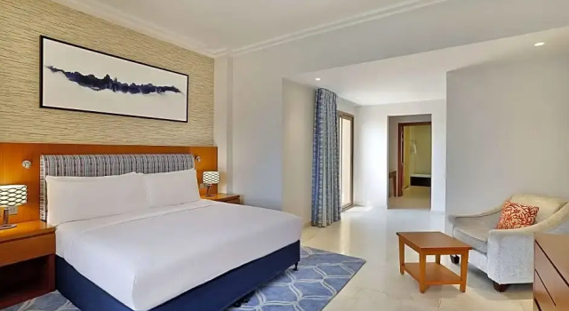 Двухместный полулюкс с балконом и с видом на море DoubleTree by Hilton Resort & Spa Marjan Island