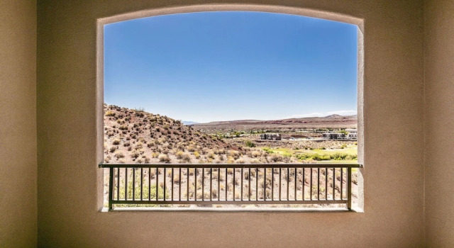 Views Over Coral Canyon by RedAwning, Varaa Lomakoti Harrisburg Junction 