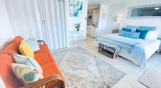 KASA Seaview at Coral Beach - Studio for 2 Balcony BEACHFRONT BUILDING POOL, Rezervovat Hotel Hotely v San Juan s bazénem, Bazén