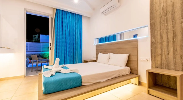 Люкс с балконом Stay Helios - Aparts & Pool Suites