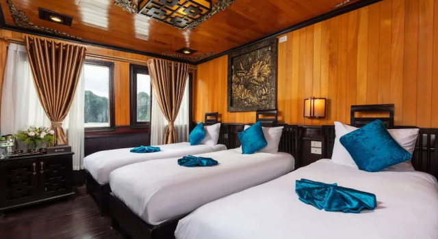 Четырёхместный семейный номер Standard с балконом и с видом на залив Verdure Lotus Grandeur Cruise on Ha Long Bay