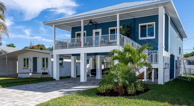 228 Delmar Ave by Coastal Vacation Properties, Забронировать Отель Отели в центре Форт-Майерс-Бич, в центре, Парковка