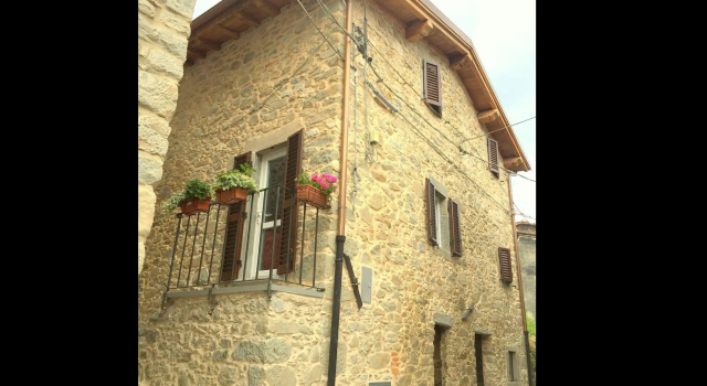 Old renovated house in the centre of the mountain village of Pascoso