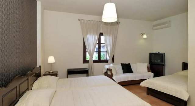 Трёхместный номер Standard с видом на бассейн Enalion Hotel