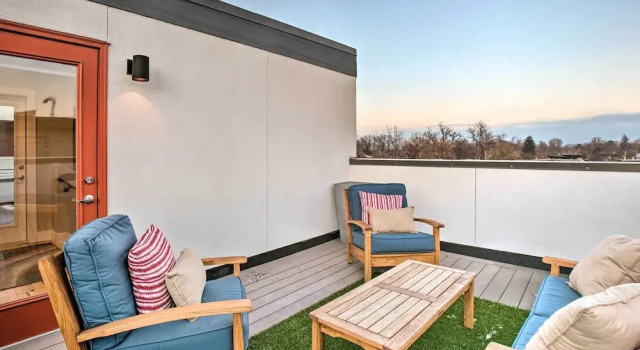 Апартаменты с 2 комнатами с балконом Trendy Denver Townhouse ~ 3 Miles to Downtown!