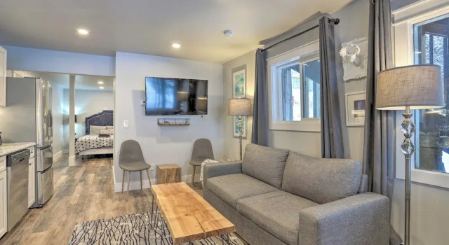 Апартаменты Modern Anchorage Getaway, Steps From Coastal Trail
