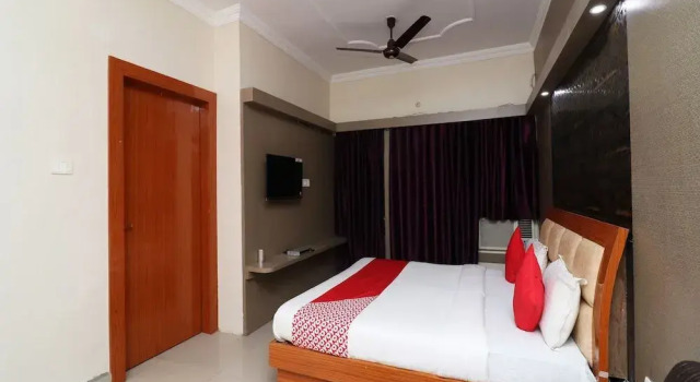 OYO 23341 Hotel Neena Palace