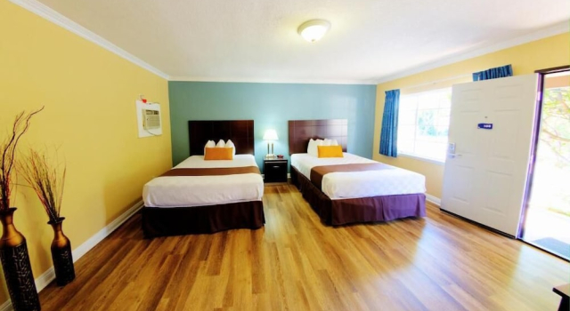Четырёхместный номер Standard с видом на сад Palm Tropics Motel