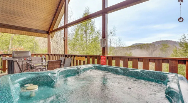 Коттедж 2-tier Deck & Hot Tub: Quiet Sevierville Cabin
