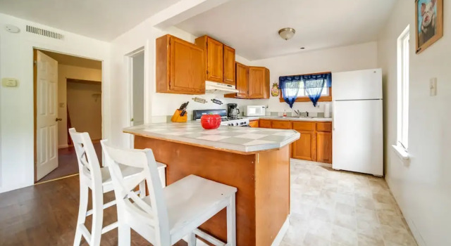 Коттедж Charming Lake Erie Cottage on Main Strip!