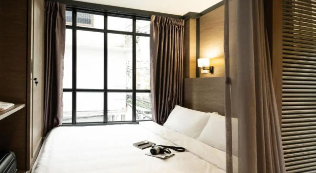 Кровать в общем номере Warm Window Silom