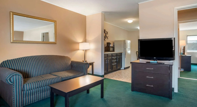 Четырёхместный люкс Rodeway Inn & Suites Rehoboth Beach
