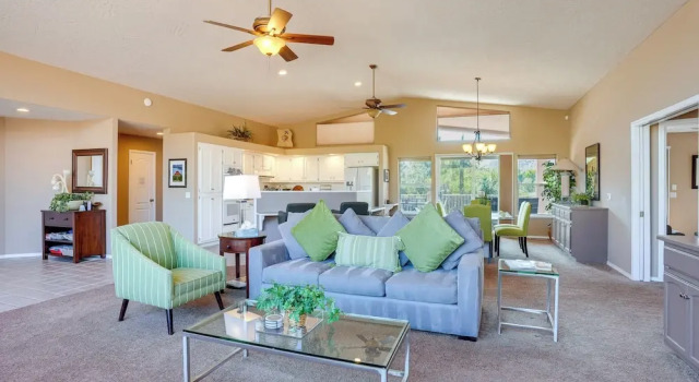 Covered Deck & Red Rock Views: Home in Sedona, Забронировать Дом для отпуска Виллы Вилладж оф Оук Крика, рядом с Sedona Dream Theater, Вилла