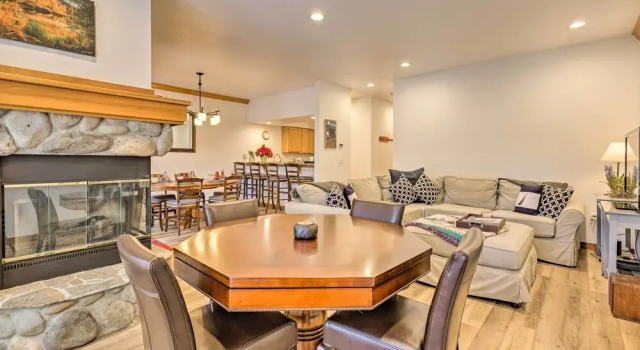 Апартаменты Incline Village Townhome w/ Forest-view Deck