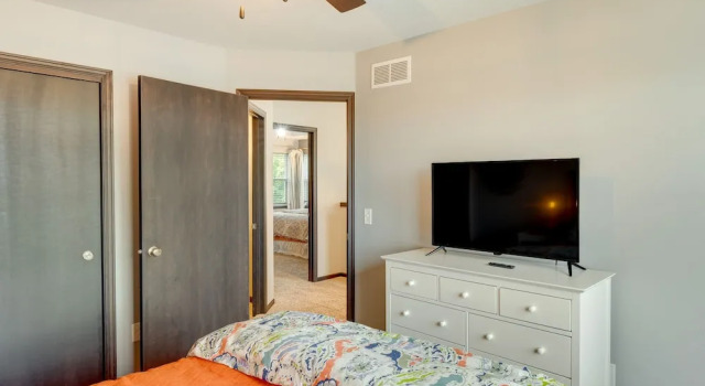 Коттедж Pet-friendly Deforest Getaway w/ Backyard!