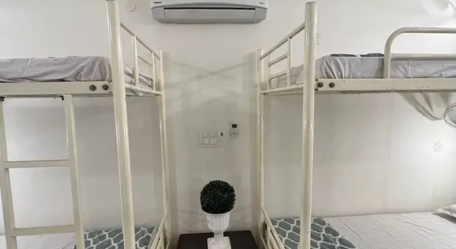 Кровать в общем номере с балконом Hostel ivory