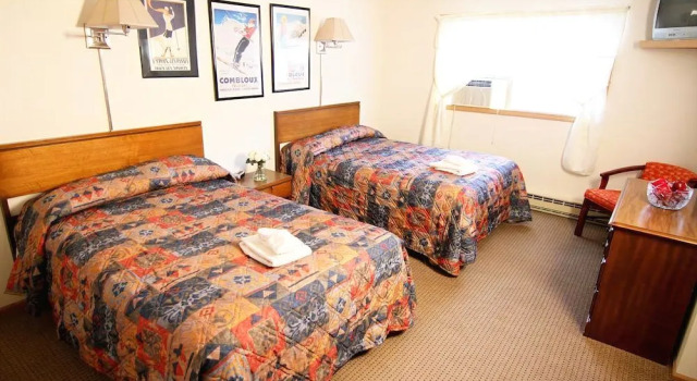 Moore's Motel, Varaa Motelli Hotellit New England uima-altaalla, Uima-allas