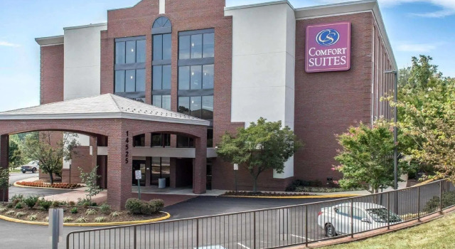 Люкс Comfort Suites Near Potomac Mills