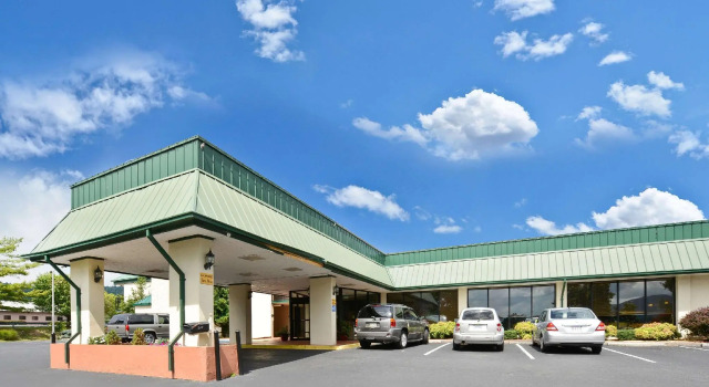 Кровать в общем номере Hotel Red Rose by Townhouse Covington I-64