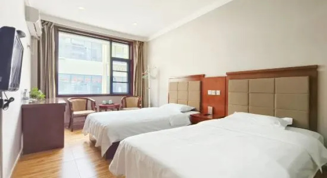 Xianglong Business Hotel (Xinyang Railway Station Tianrun Plaza)