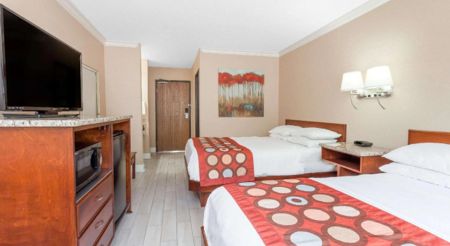 Четырёхместный номер Standard Super 8 by Wyndham Owensboro