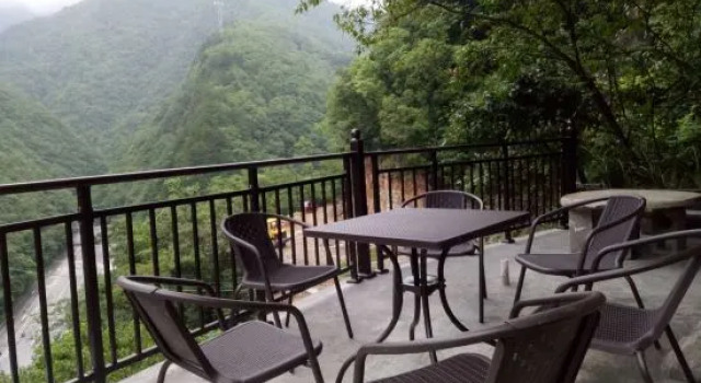 Banshan Garden Homestay, Забронировать Отель Шэньнунцзя Хубэй