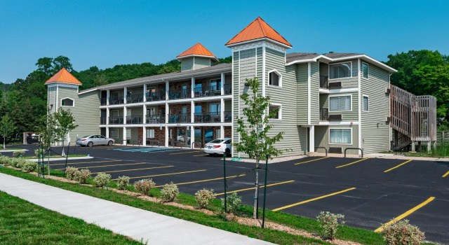Gold Coast Inn ⁀➷ Breathtaking Sunsets ➠ Standard Lake View Room ➠ 106, Забронировать Отель Отели Траверс-Сити 5 звезд, рядом с Горнолыжный курорт на горе Холидей, 5*