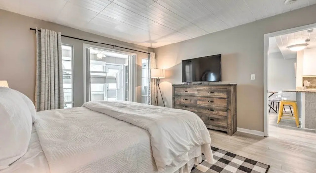 Sunny Destin Condo w/ Pool & Beach Access!, Забронировать Апартаменты/квартира Отели Дестин с парковкой, рядом с Гольф-клуб Golf Garden of Destin, Парковка