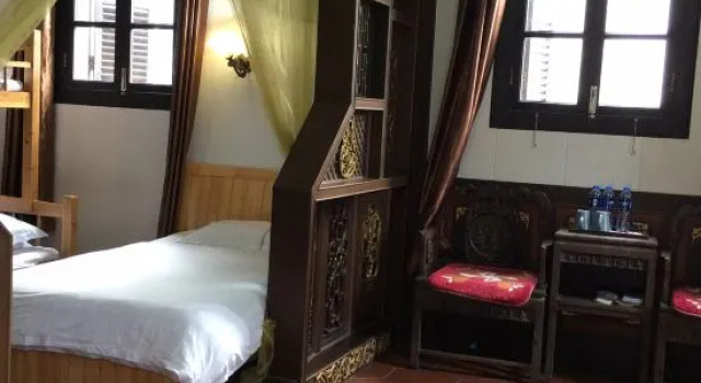 Кровать в общем номере Gongbaodi Hotel
