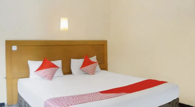 OYO 91878 Cherry Red Hotel, Rezerwuj Hotel Medan Sumatra