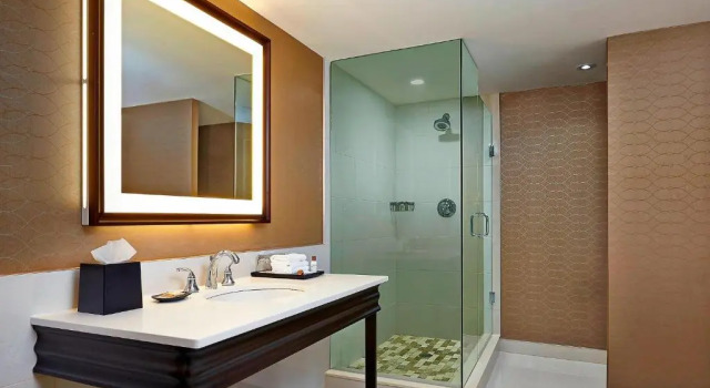 Четырёхместный номер Premium Sheraton Parkway Toronto North Hotel & Suites