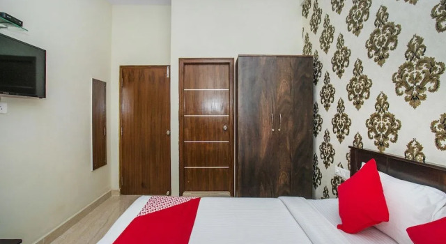 OYO 26963 Hotel Crystal Grandeur