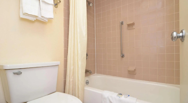 Четырёхместный номер Standard Americas Best Value Inn Hermitage