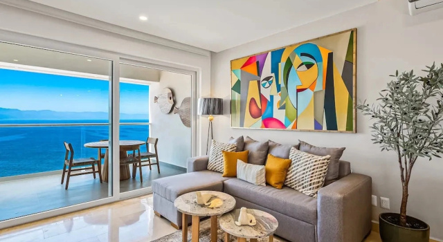 Апартаменты Luxury Oceanfront Apartment With Private Balcony, Rooftop Pool & gym Access