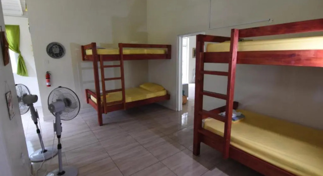 Postel ve společném pokoji pro muže Soufriere Guesthouse
