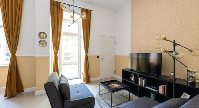 Feel the city life from the Gustav Klimt studio