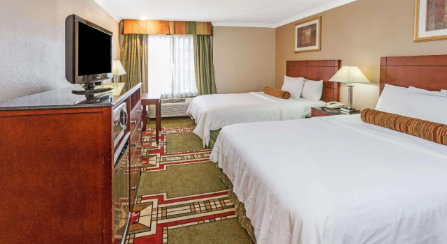 Четырёхместный номер Standard Howard Johnson by Wyndham Pasadena