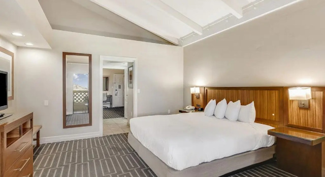 Двухместный люкс Poolside with Sofa Bed c 1 комнатой Hilton Phoenix Tapatio Cliffs Resort