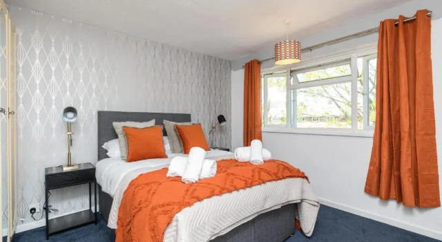 Коттедж Findon House Spacious 3 bedroom, contractor, relocations friendly,10mins from GATWICK Airport, free parking, WIFI, garden, CRAWLEY
